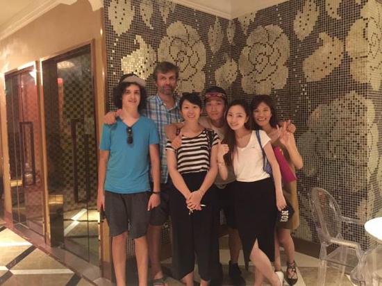 木木（左三）和房客們在一起。