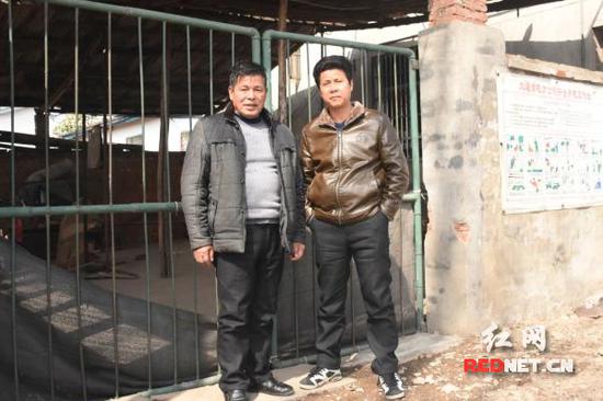 雷躍秋（右）與朱德安當初撬開屋后的窗戶救人。