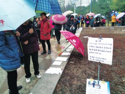 大爺大媽穿梭在相親角內，摩肩接踵。