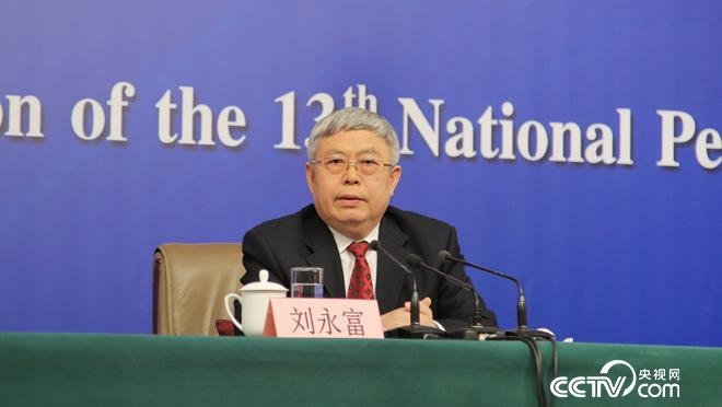 圖為扶貧辦主任劉永富回答記者提問。央視網記者 何川、高宇婷 攝