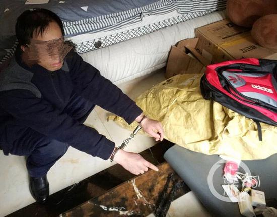 △小偷正欲行竊，就被業主逮了正著