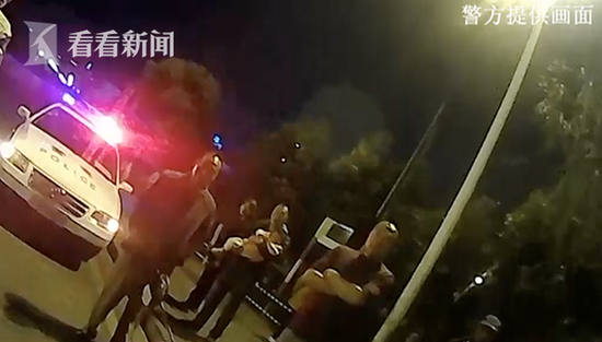 被大黑狗襲擊后，小趙的牛仔褲已經被抓爛，下方的皮膚也出現了紅腫。