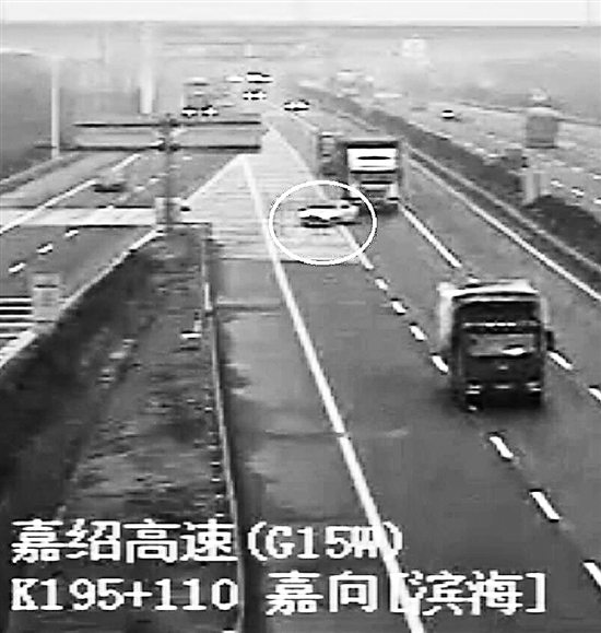 事發瞬間。據監控截屏