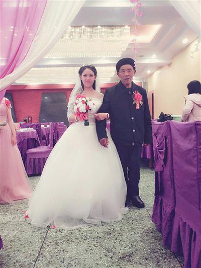 婚禮上，父親把女兒送到女婿手中。受訪者供圖