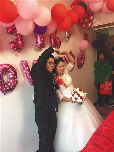 錢仁鳳和丈夫白延平一起比愛心。受訪者供圖