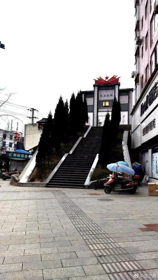 這是目前供瞻仰群眾出入陵園的后門（東大門），也是目前唯一不鎖能夠進出的門，在那些新樓的排擠下，顯得更加狹窄和微渺。