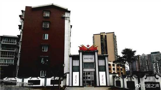 從陵園里往外看，開發商貼墻而修的樓群直逼烈士陵園