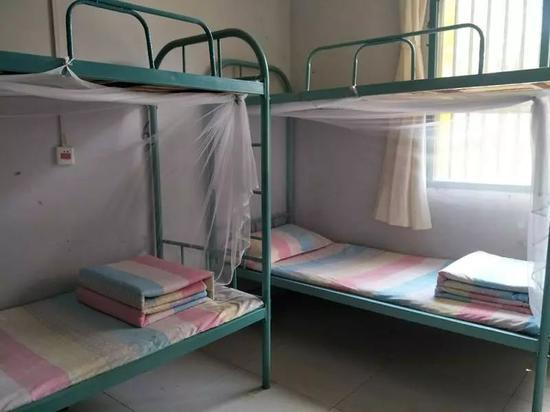 新長(zhǎng)征實(shí)行軍事化管理，女生宿舍的被子必須疊成“豆腐塊”。