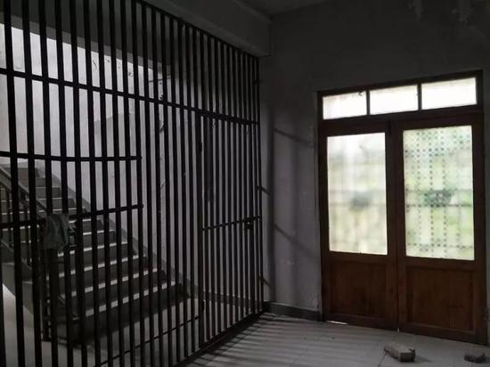 六個(gè)女生策劃撬門逃跑，右邊那扇木門外面還有兩道鐵門。