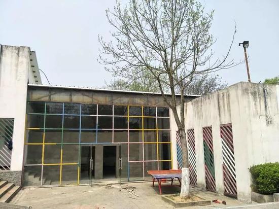 那個(gè)逃跑三次、被打得最慘的女生，就是被吊在這棵樹(shù)上灌水。