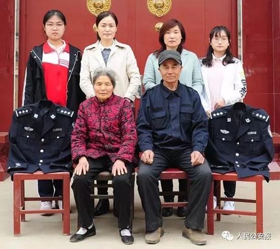 后排右二、右一為張福運妻女，左二、左一為諸葛夫賢妻女。