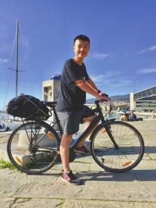 騎行中的黃瑞杰。受訪者供圖 圖片來源：華西都市報