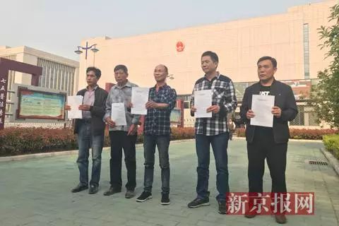 ▲5人拿著無罪判決在安徽高院前合影。圖/新京報