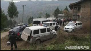 ▲警方在杰杰所在的村里走訪調(diào)查