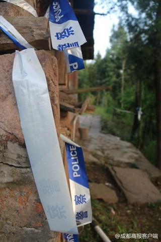 ▲案發(fā)后，警方曾到杰杰家里拉起警戒線展開調(diào)查