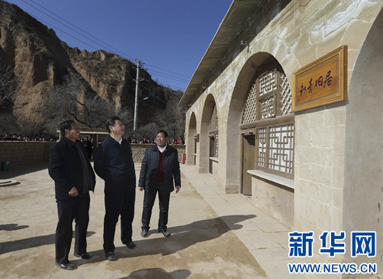 2015年2月13日，習(xí)近平來到陜西考察調(diào)研，第一站便是回梁家河村看望父老鄉(xiāng)親。習(xí)近平走進(jìn)這里，指著窗戶下面說，那時候這里擺著一張綠色的書桌，那邊還有個架子，我們裝行李用的皮箱就放在上面。