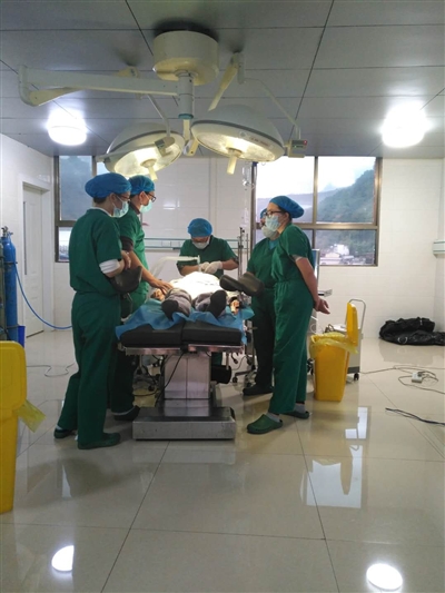 謝女士手術中。成都商報 圖