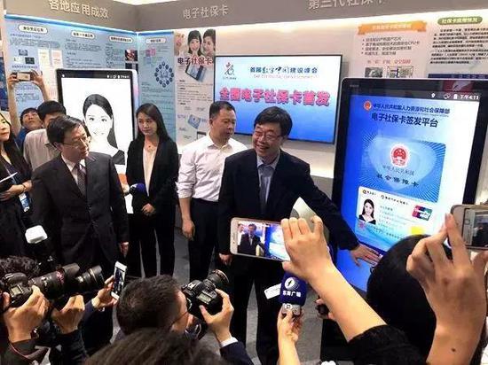 ▲&nbsp;4月22日，在福州舉行的首屆數(shù)字中國建設(shè)成果展覽會(huì)上，國家人力資源和社會(huì)保障部信息中心主任翟燕立簽發(fā)全國首張電子社?？?。
