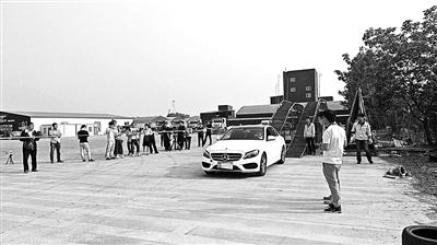 涉事奔馳車在一處賽車場內進行檢測