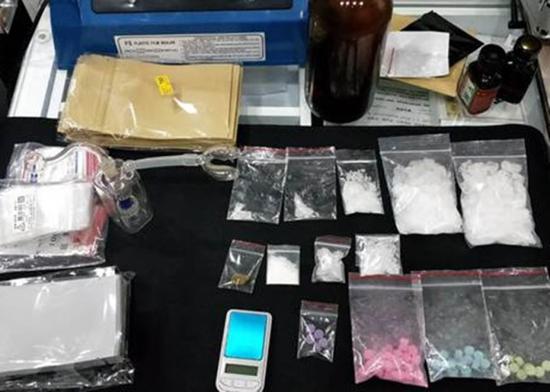 警方在許姓男子住處查獲大批毒品。（圖片來源：香港東網）