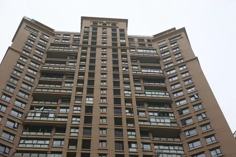 午夜,小伙躺在床上玩手機。