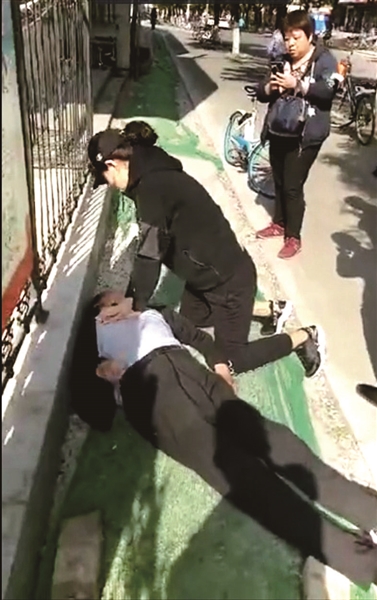 視頻中護士馬靜為路人做心肺復蘇