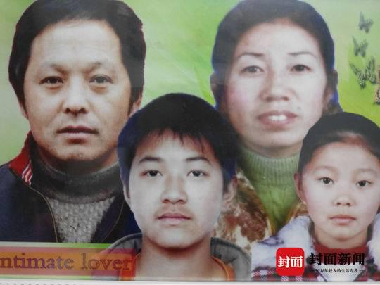 地震后，成興鳳找人PS的全家福。（成興鳳供圖）