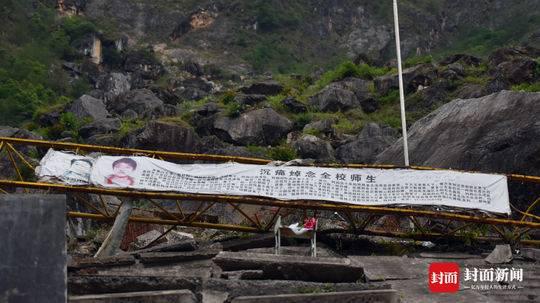 新橫幅蓋住舊橫幅，成興鳳已經(jīng)掛了10年。楊濤&nbsp;攝