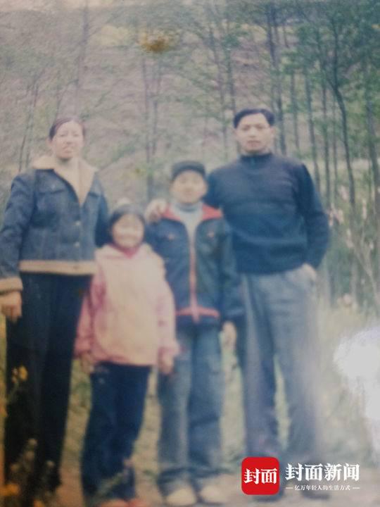 當(dāng)年一家四口的合影。（成興鳳供圖）