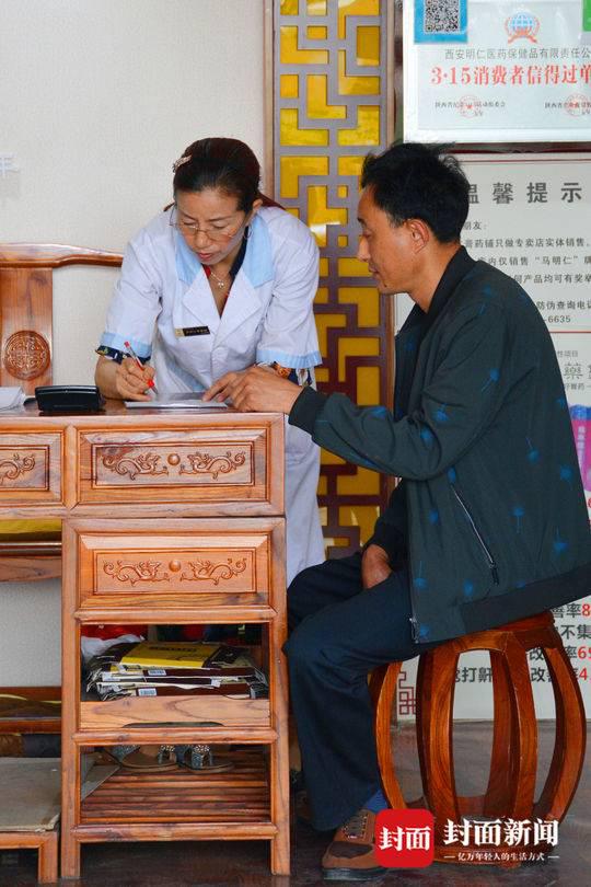 成興鳳開起膏藥鋪，日子也慢慢好起來。丁偉 攝