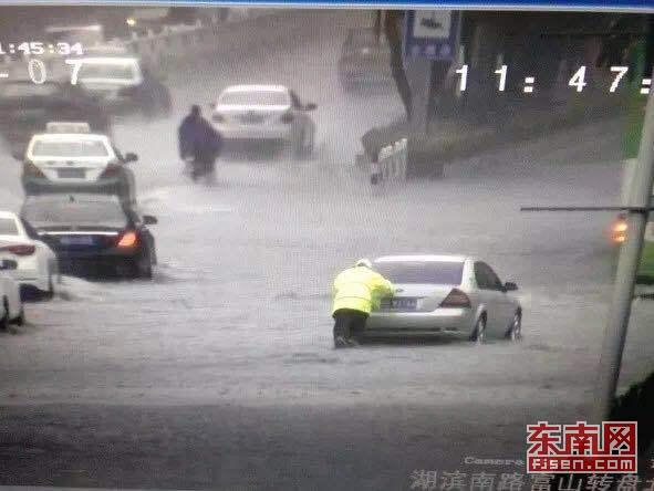 廈門出現罕見強降水 思明區各部門全力救援受災群眾