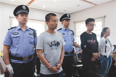 昨日上午，朝陽法院開庭審理快律在線北京信息技術(shù)有限公司法定代表人陳某（左二）及員工涉嫌侵犯公民個(gè)人信息案。實(shí)習(xí)生 陳婉婷 攝