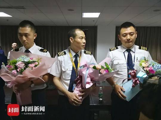 機長劉傳建（中）