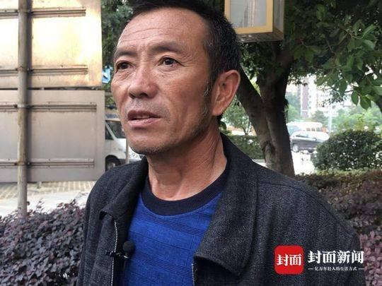 內江乘客馬先生在醫院接受記者采訪。