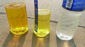 下圖為網店賣家展示將動力水和汽油勾兌出的成品。