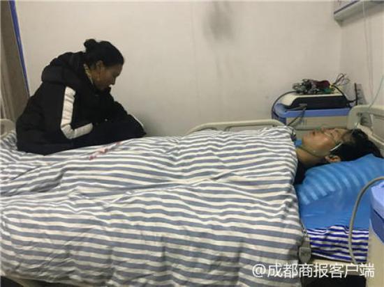 寧某旺在理塘醫院的病床上，阿哲等好心人正在照顧他。