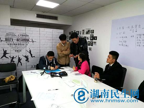 顧客們在門店排隊等待維修。