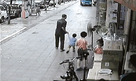 事后小朋友的媽媽在朋友的勸說后報警了