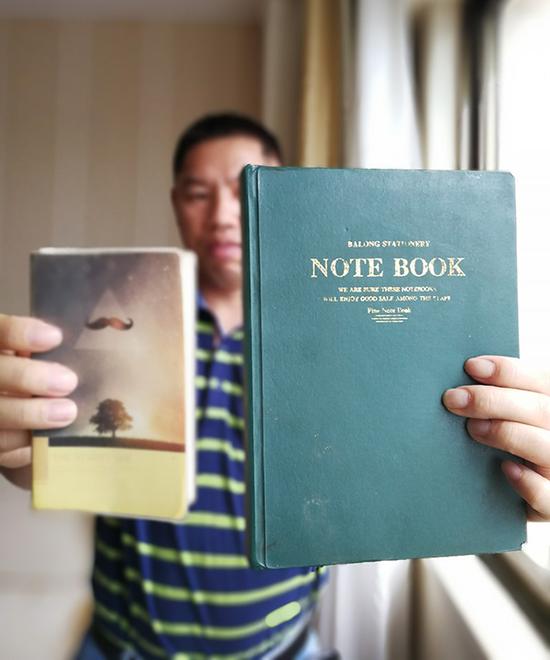 羅宗志從家里找到前妻賭球和借款的筆記本。澎湃新聞記者 朱遠祥 圖