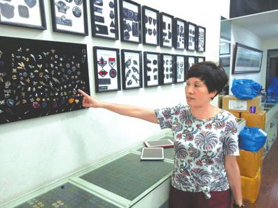 章華妹介紹她的服裝輔料產品，購買這些服裝配件的顧客來自全國各地。