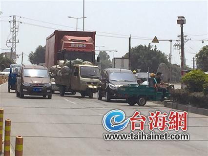 漳州岱山蔬菜市場的門口6米人行道 賣楊梅的大姐走了15分鐘