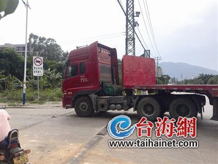 漳州岱山蔬菜市場的門口6米人行道 賣楊梅的大姐走了15分鐘