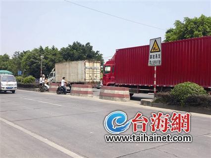 漳州岱山蔬菜市場的門口6米人行道 賣楊梅的大姐走了15分鐘