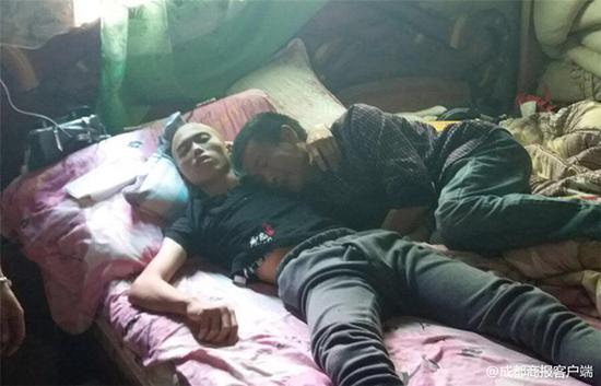 謝云濤中毒后，父親自知他無救，只能抱著兒子哭泣。 受訪者供圖