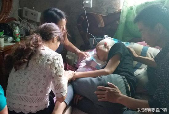 謝云濤中毒第三天，親友看望。 受訪者供圖