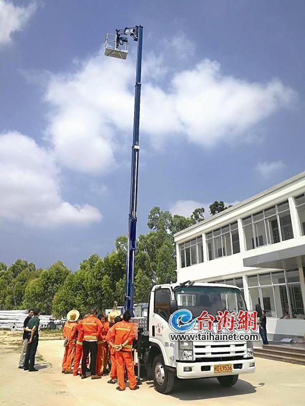 公路部門引進2臺新型高空作業車 為鷺島點燈美顏