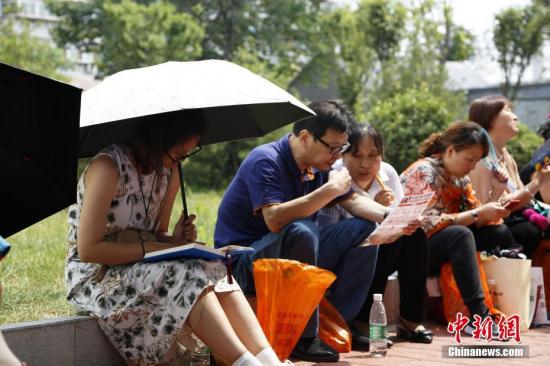 陪考家長(zhǎng)等待參加首場(chǎng)考試的孩子。中新社記者 沙見(jiàn)龍 攝