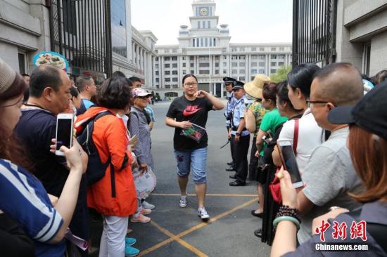 6月7日，2018年高考第一場(chǎng)語(yǔ)文考試結(jié)束，考生們陸續(xù)走出考場(chǎng)。中新社記者 于琨 攝