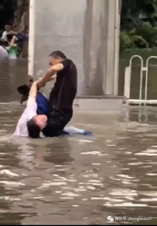 ▲6月8日，常某疑觸電倒地，一名黑色衣服男子搭救。視頻截圖