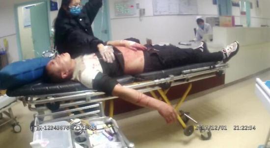 劉某在醫院接受治療 攝影/通訊員王丹